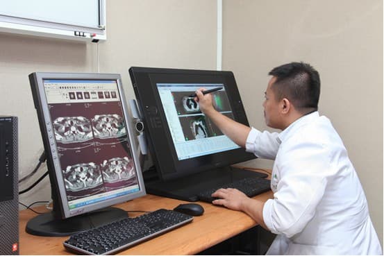 AI-assisted carotid arteries identification for optimized smart prep technique in slow contrast computed tomography Simulation
